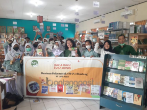 ukung Dunia Pendidikan Bontang, PT KPI Salurkan 80 Judul Buku ke SMA Negeri 3